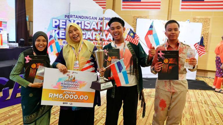 Pelajar dari Sekolah Menengah Kebangsaan Kunak Jaya Sabah bergambar bersama guru yang juga Pengarah Pertandingan Pengisahan Kenegaran@Kelab Malaysiaku Rahmatia Saodi selepas menjuarai Pertandingan Akhir Pengisahan Kenegaraan@Kelab Malaysiaku di Menara Komunikasi hari ini. Majlis turut dihadiri Menteri Komunikasi Datuk Fahmi Fadzil - fotoBERNAMA