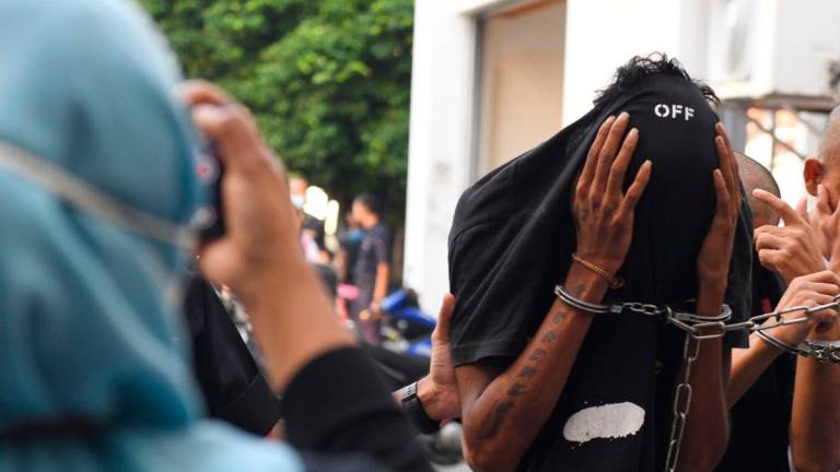 S.Prasanth, 25, (kanan) mengaku bersalah di Mahkamah Sesyen hari ini atas dua pertuduhan merogol dan melakukan persetubuhan luar tabii terhadap seorang warganegara Australia, minggu lepas.