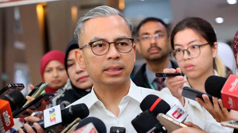 Menteri Komunikasi Datuk Fahmi Fadzil ketika ditemui media selepas menyantuni dan menyerahkan sumbangan Tabung Kasih@HAWANA kepada Editor Foto The New Straits Times (NST) Ikhwan Munir, di Hospital Putrajaya hari ini-fotoBERNAMA