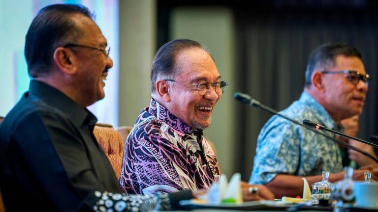 Perdana Menteri, Datuk Seri Anwar Ibrahim pada Forum Ilmuwan Malaysia Madani di Institut Integriti Malaysia hari ini.Turut bersama Menteri Dalam Negeri Datuk seri Saifuddin Nasution Ismail (kanan) dan Presiden dan Ketua Pegawai Eksekutif (KPE) Institut Integriti Malaysia (IIM) Datuk Ahmad Ramdzan Daud (kiri)- BERNAMA