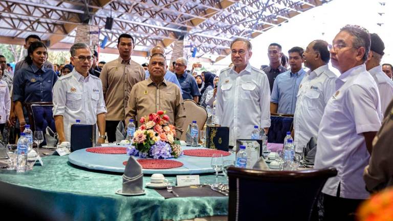 Perdana Menteri Datuk Seri Anwar Ibrahim ketika hadir pada Kenduri Rakyat bersama warga Tentera Laut Diraja Malaysia (TLDM) di Pangkalan TLDM Lumut hari ini. Turut hadir Menteri Besar Perak, Datuk Seri Saarani Mohamad dan Menteri Komunikasi Datuk Fahmi Fadzil. fotoBERNAMA
