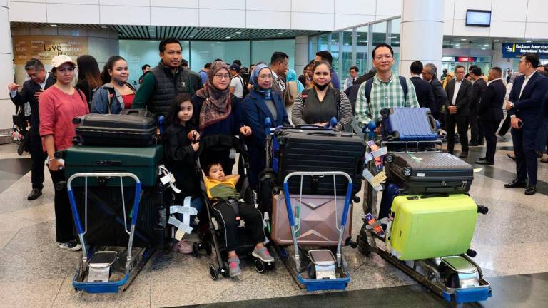 Seramai 24 individu termasuk 17 rakyat Malaysia yang dibawa keluar dari Iran susulan konflik yang semakin meruncing di negara itu, selamat tiba di tanah air sebentar tadi - BERNAMA