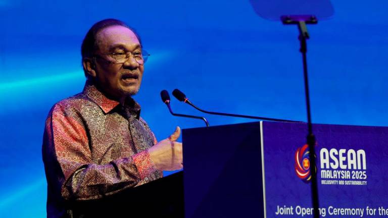 Prime Minister Datuk Seri Anwar Ibrahim delivers his speech at the opening of the 43rd ASEAN Ministers on Energy Meeting (AMEM) and the 25th ASEAN Energy Business Forum (AEBF-25) at the Kuala Lumpur Convention Centre (KLCC) today. - BERNAMA