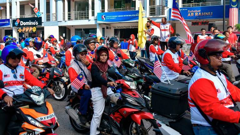 The Deputy Minister of Entrepreneur Development and Cooperatives, Datuk Seri R Ramanan, flagged off the participants of the Ride Merdeka MADANI Convoy Programme in the Sungai Buloh Parliamentary Constituency today. - BERNAMA