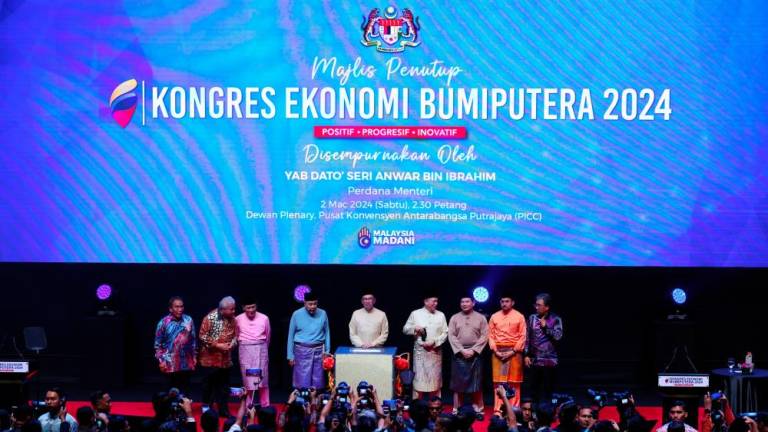 Perdana Menteri Datuk Seri Anwar Ibrahim (tengah) pada Penutup Kongres Ekonomi Bumiputera 2024 (KEB 2024) di Pusat Konvensyen Antarabangsa Putrajaya (PICC) hari ini. - fotoBERNAMA