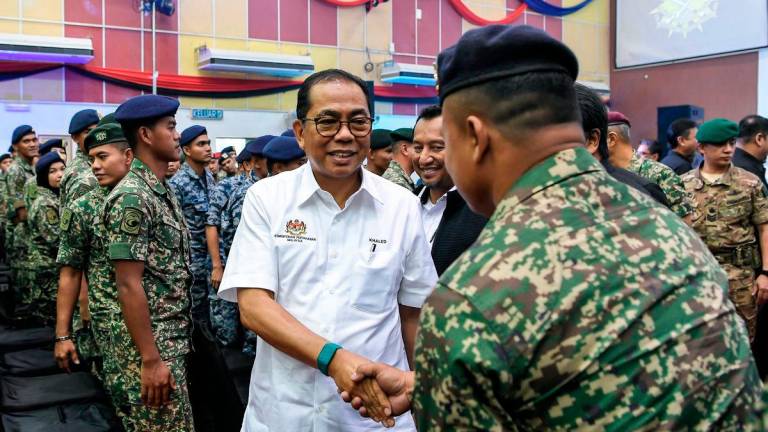 Menteri Pertahanan Datuk Seri Mohamed Khaled Nordin beramah mesra bersama sebahagian anggota Angkatan Tentera Malaysia (ATM) selepas menyempurnakan Majlis Peluncuran Minggu Bersama Pencarum:Jelajah Utara 2025 di Kem Lapangan Terbang Sungai Petani hari ini. - BERNAMA
