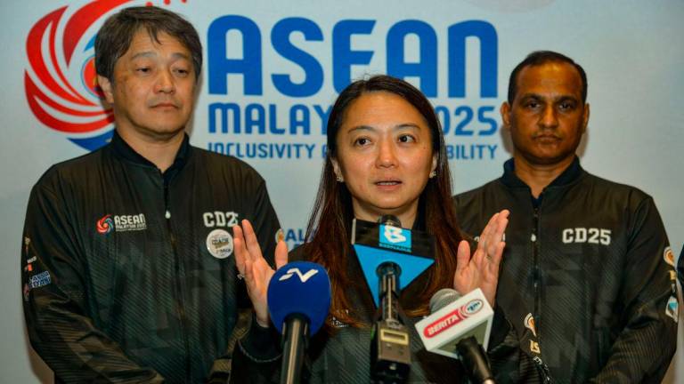 Menteri Belia dan Sukan Hannah Yeoh bercakap kepada media pada Majlis Penutupan Program Pembangunan Jurulatih–Pusat Kecemerlangan ASEAN untuk Kejurulatihan Sukan 2025 yang diadakan di hotel hari ini -fotoBERNAMA