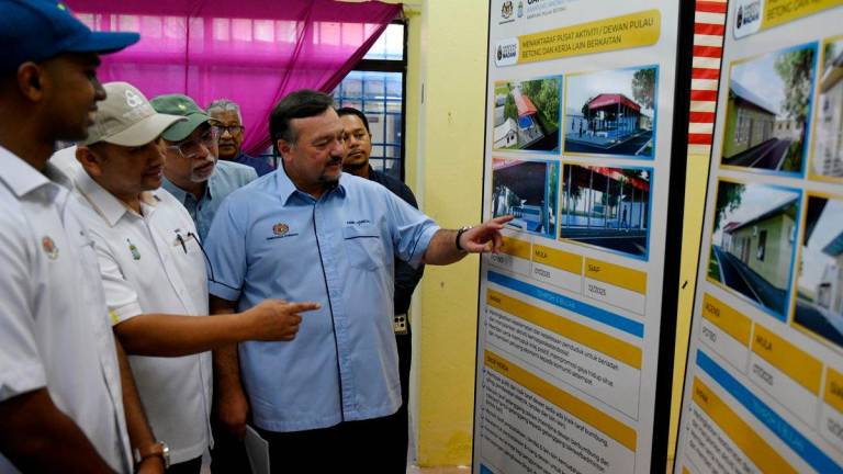 Menteri Kewangan II Datuk Seri Amir Hamzah Azizan meninjau projek naik taraf di sekitar Pulau Betong di sini hari ini - fotoBERNAMA