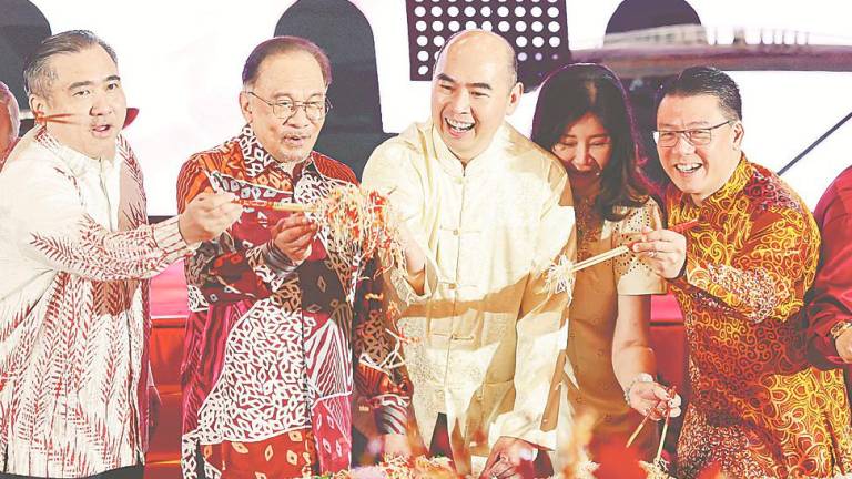 Anwar (second, left), Transport Minister Anthony Loke Siew Fook (left), Ng (third, left) and Housing and Local Government Nga Kor Ming (right) tossing yee sang at the 2025 ACCCIM Chinese New Year Reception today. – Bernamapic