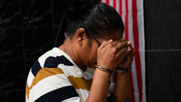 Seorang bekas eksekutif kanan sebuah syarikat swasta mengaku tidak bersalah di Mahkamah Majistret di sini hari ini atas 28 pertuduhan menipu dalam urusan membekalkan barang penjualan dengan bayaran komisen, tahun lepas.- fotoBERNAMA