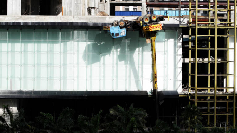 Crane collapses at Bandar Damansara Perdana