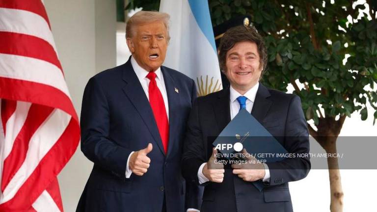 President Donald Trump (L) greets President of Argentina Javier Milei as he arrives at the West Wing of the White House on October 14, 2025 in Washington, DC. - (Photo by Kevin Dietsch / GETTY IMAGES NORTH AMERICA / Getty Images via AFP)