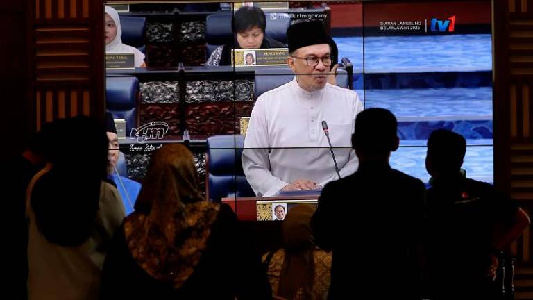 Antara penjawat awam yang mengikuti pembentangan Belanjawan 2025 oleh Perdana Menteri Datuk Seri Anwar Ibrahim secara langsung dari Parlimen, ketika tinjauan FotoBernama di sini hari ini.- fotoBERNAMA