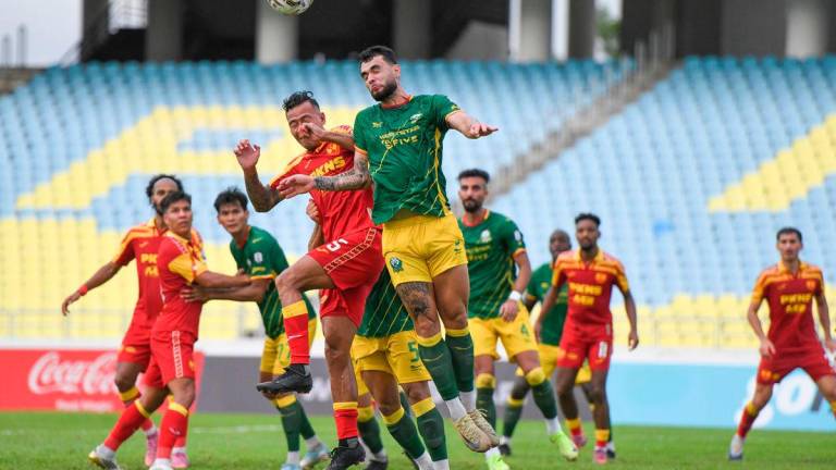 Pemain Selangor FC dan Imigresen FC, merebut bola dalam perlawanan Liga Super di Stadium Negeri Pulau Pinang di sini hari ini. Selangor FC mengalahkan Imigresen FC 3-1. -fotoBERNAMA