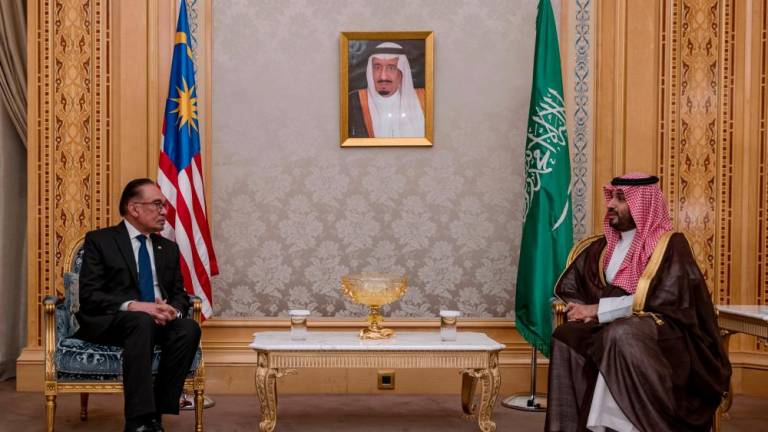 Perdana Menteri Datuk Seri Anwar Ibrahim menghadap Putera Mahkota merangkap Perdana Menteri Arab Saudi, Mohammed bin Salman sebelum mengakhiri lawatan kerja tiga hari ke Arab Saudi pada Isnin. - fotoBERNAMA