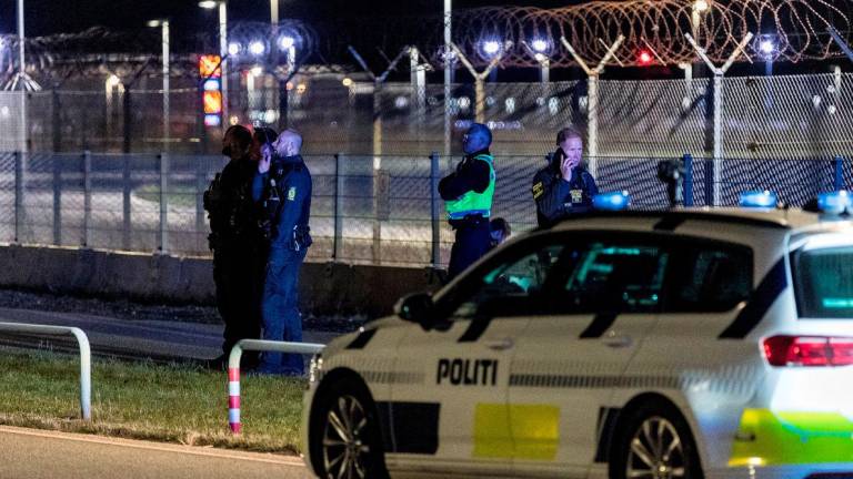 Police officers stand guard after all traffic has been closed at the Copenhagen Airport due to drone reports in Copenhagen, Denmark September 22, 2025. - Ritzau Scanpix/Steven Knap via REUTERSPIX