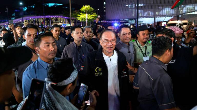 Perdana Menteri Datuk Seri Anwar Ibrahim beramah mesra bersama hadirin selepas Himpunan Solidariti Bersama Gaza di Stadium Axiata Arena, Bukit Jalil hari ini-fotoBERNAMA