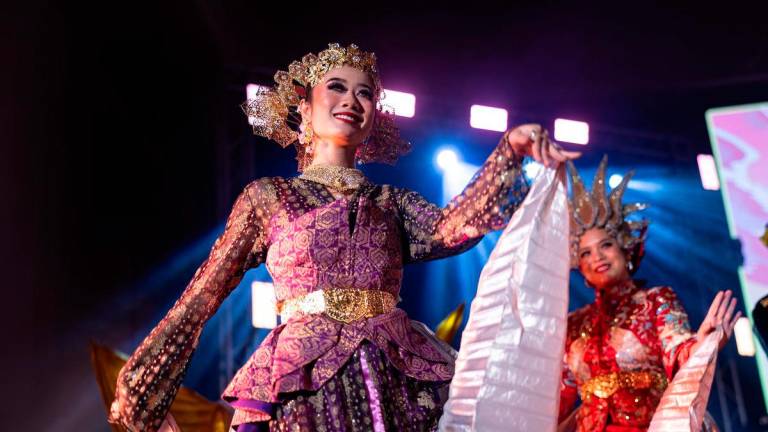 Penari mempersembahkan tarian kesenian pada Pesta Budaya Nusantara @ Ipoh 2025 di Dewan Bandaran Ipoh malam ini - BERNAMA