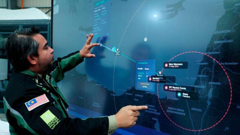Chief Executive Officer of the Malaysian Consultative Council of Islamic Organisations (MAPIM), Datuk Dr Ahmad Sani Araby Al-Kahery, points out the location of the aid ship approaching the yellow zone during the daily press conference for the Global Sumud Mission – Nusantara Sumud Flotilla at the MAPIM Malaysia Central Warehouse today. – BERNAMA