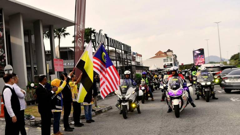 Pengarah MOTAC Perak, Muhammad Aminuddin Abdul Majid mengibarkan Jalur Gemilang sebagai simbolik pelepasan konvoi Program Jejak Warisan Pantai Timur 2025 di Ipoh Garden, hari ini - BERNAMA