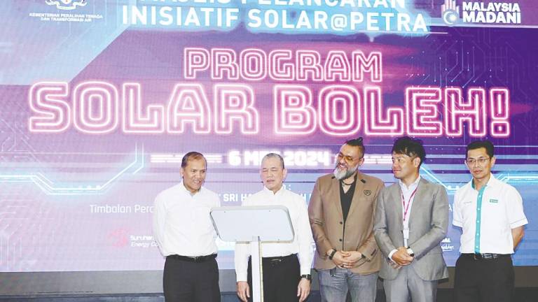 Fadillah (second from left) launching the Solar Boleh! initiative. Also present are Aeon Co (M) Bhd managing director Naoya Okada (second from right), SOLS Energy founder and CEO Raj Ridvan Singh (centre), BSN CEO Jay Khairil (right) and Petra secretary-generfal Datuk Mad Zaidi Mohd Karli (left). – Bernamapic