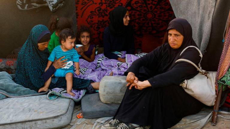 Displaced Palestinians from northern Gaza due to an Israeli military operation, rest after evacuating southwards, following Israeli forces’ orders to leave Gaza City, in the central Gaza Strip, October 3, 2025. REUTERS/Mahmoud Issa
