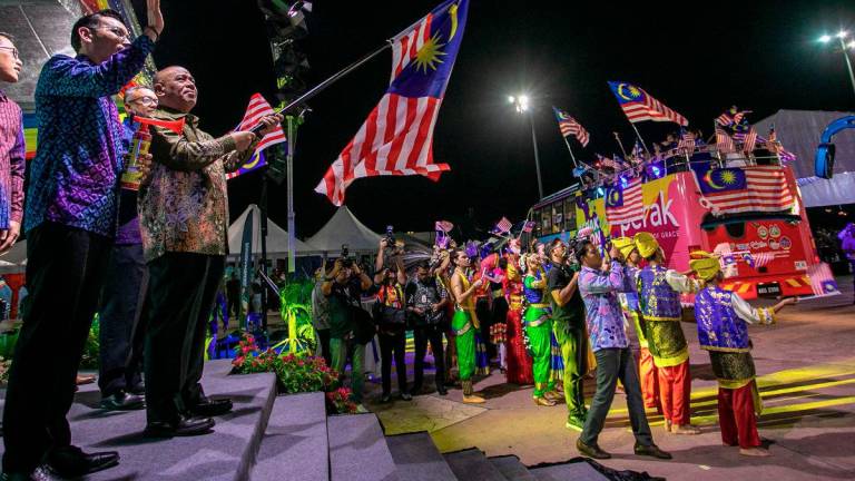 Menteri Besar Perak Datuk Seri Saarani Mohamad (dua,kiri) ketika sesi Pelepasan Konvoi &amp; Night Walk pada Majlis Peluncuran Bulan Kebangsaan dan Kibar Jalur Gemilang Peringkat Negeri Perak Darul Ridzuan Tahun 2025 di Bulatan Sultan Azlan Shah hari ini.Turut hadir, Pengerusi Jawatankuasa Komunikasi, Multimedia dan NGO negeri Mohd Azlan Helmi (kiri). - Bernama