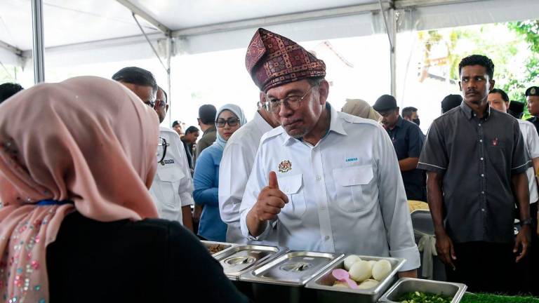 Perdana Menteri Datuk Seri Anwar Ibrahim beramah mesra bersama pengunjung ketika melawat reruai pelbagai agensi kerajaan pada majlis penutup Program MADANI Rakyat di Kompleks Sukan Majlis Daerah Baling di sini hari ini - fotoBERNAMA