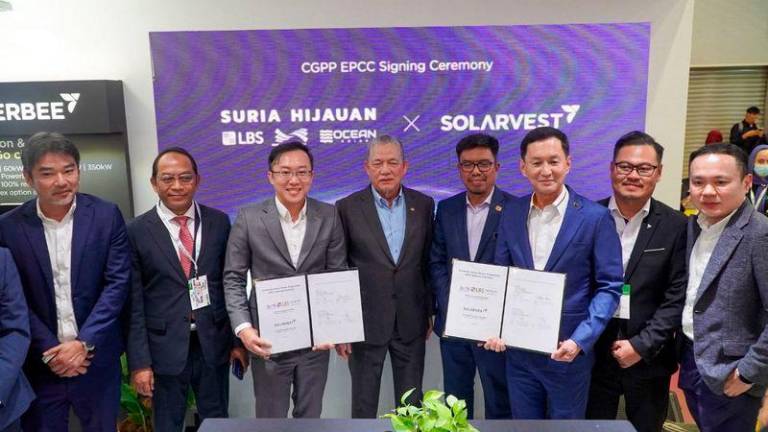 Deputy Prime Minister Datuk Seri Fadillah Yusof witnessed the EPCC contract signing ceremony between Suria Hijauan Sdn Bhd and Solarvest Holdings Bhd. Datuk Wira Joey Lim Hock Guan represented Suria Hijauan while Davis Chong Chun Shiong represented Solarvest.