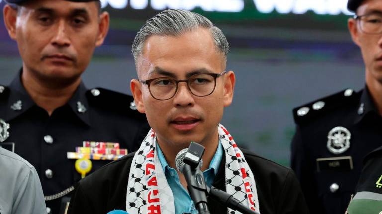 Menteri Komunikasi Datuk Fahmi Fadzil bercakap pada sidang media selepas melawat Sumud Nusantara Command Centre di MAPIM Malaysia Central Warehouse, hari ini - fotoBERNAMA