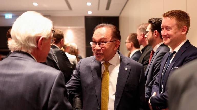 Perdana Menteri Datuk Seri Anwar Ibrahim (tengah) bersalaman dengan pemain industri Jerman ketika menghadiri Mesyuarat Meja Bulat Bersama Kapten Industri di sini hari ini hari ini. - fotoBERNAMA