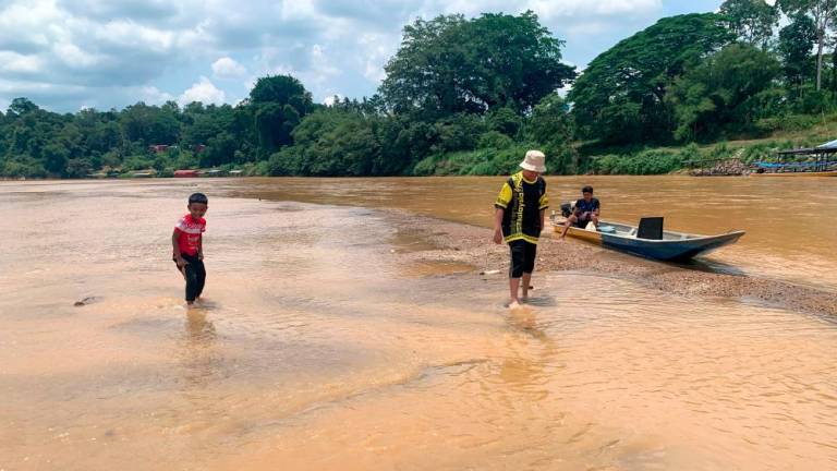 Keadaan semasa paras air Sungai Kelantan kelihatan surut ketika tinjauan di Tangga Krai di sini. - fotoBERNAMA