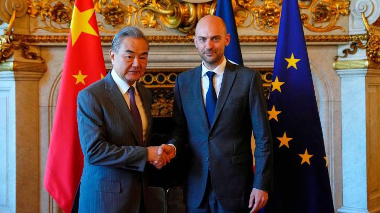 Chinese Foreign Minister Wang Yi poses for a photo with French Minister for Europe and Foreign Affairs Jean-Noel Barrot - Aurelien Morissard/Pool via REUTERS