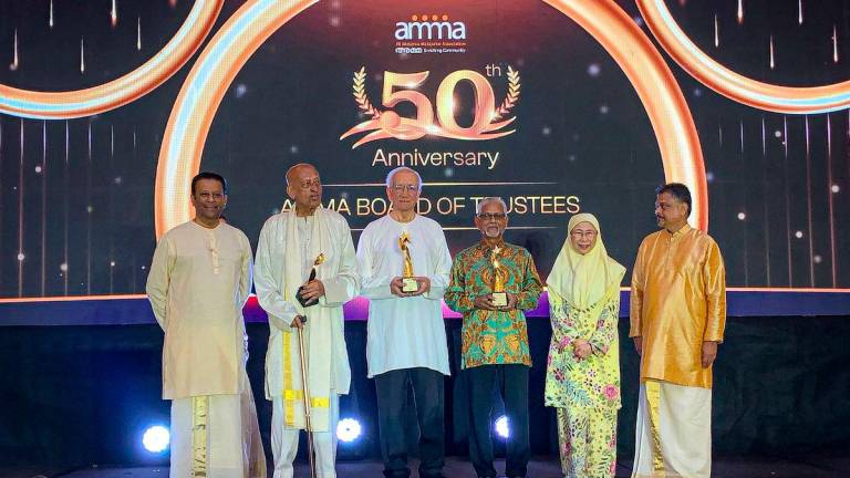 Isteri Perdana Menteri, Datuk Seri Dr. Wan Azizah Wan Ismail (dua, kanan), bergambar bersama Pemegang Amanah Persatuan Malayalee Seluruh Malaysia (AMMA) sempena Sambutan Jubli Emas AMMA ke-50 di Pusat Konvensyen Ideal (IDCC), Shah Alam, hari ini- BERNAMA