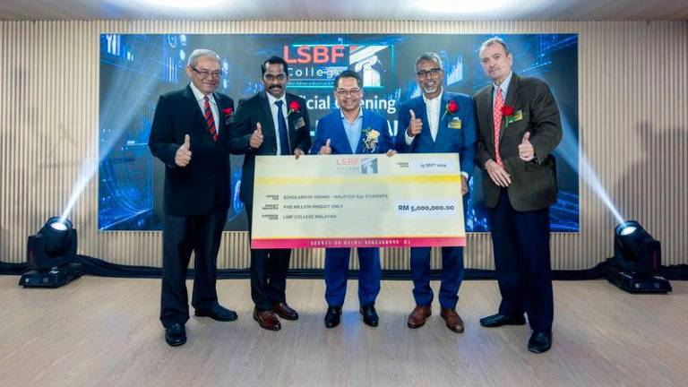 (From left) LSBF College Malaysia Director of Governance and Leadership Tan Sri Ghauth Jasmon, LSBF College Malaysia Director Dr Sajilal Divakaran, Deputy Higher Education Minister Mustapha, LSBF Global CEO, Rathkrishnan Govind and LSBF Global Chairman Alan Diaz, with a mock scholarship cheque of RM5 million at the launch of LSBF in KL.