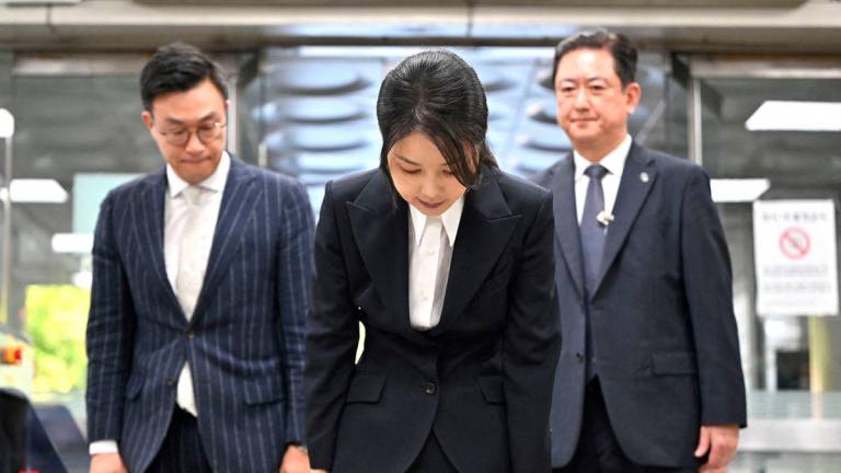 FILE PHOTO: South Korea’s former first lady Kim Keon Hee, wife of impeached former president Yoon Suk Yeol, bows as she arrives at a court to attend a hearing to review her arrest warrant requested by special prosecutors at the Seoul Central District Court, in Seoul, South Korea August 12, 2025. JUNG YEON-JE/Pool via REUTERS/File Photo