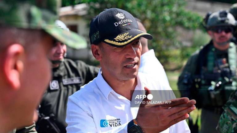 Colombian Defense Minister Pedro Sanchez (C) speaks with soldiers during his visit to the coca-growing region to speak with farmers about the substitution of illicit crops, in Villagarzon municipality, Putumayo department, Colombia, on September 5, 2025. - AFP