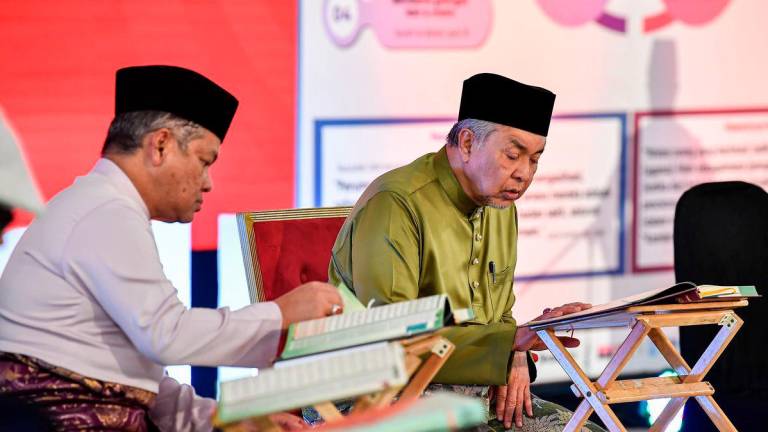 The Deputy Prime Minister, Datuk Seri Dr Ahmad Zahid Hamidi (right), together with the Minister in the Prime Minister’s Department (Religious Affairs), Datuk Dr Mohd Na’im Mokhtar (left), attended the Malaysia #QuranHour programme at the National Mosque today. - BERNAMA
