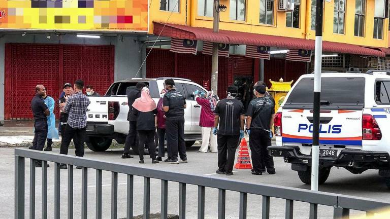 Seorang lelaki ditemukan mati di dalam sebuah kereta dipercayai akibat ditembak dalam kejadian berhadapan sebuah kedai motosikal di Meru, Klang dekat sini pada Jun 20 2025.- fotoBERNAMA