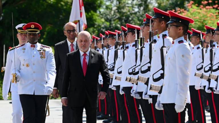 Yang di-Pertuan Agong Sultan Ibrahim diiringi Presiden Singapura Tharman Shanmugaratnam berkenan memeriksa kawalan kehormat di dataran Ceremonial Plaza, Istana di sini, hari ini. - fotoBERNAMA