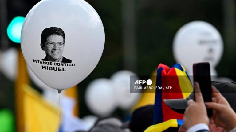 People hold white balloons during the so-called “Silent March” to show support for the health of Senator Miguel Uribe Turbay and to call for peace for the country in Bogota on June 15, 2025. - Raul ARBOLEDA / AFP