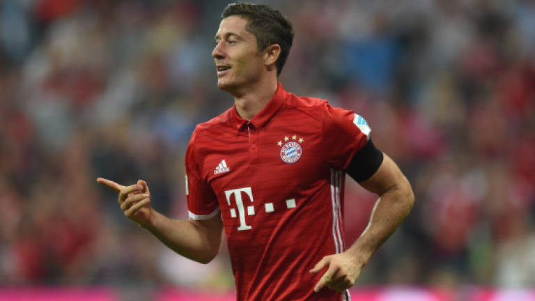 Lewandowski hat-trick as Bayern rout Bremen in season opener