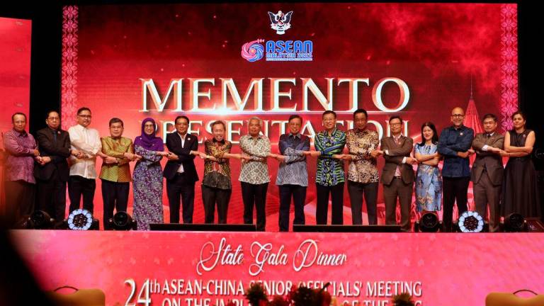 Premier Sarawak Tan Sri Abang Johari Tun Openg bergandingan tangan pada Majlis Makan Malam Gala sempena Mesyuarat Pegawai Kanan ASEAN-China ke-24 mengenai Pelaksanaan Deklarasi Tata Laku Pihak-Pihak di Laut China Selatan (DOC) hari ini.