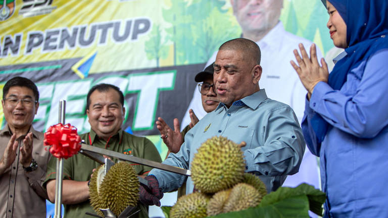 Menteri Besar Perak Datuk Seri Saarani Mohamad (empat, kiri) pada gimik Penutup Durian Fest Peringkat Negeri Perak 2025 di Dataran Selama hari ini. - BERNAMA