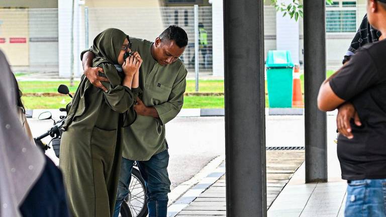 Ibu dan bapa kepada murid Tahun Empat yang meninggal dunia selepas ditemui tidak sedarkan diri di sekolah di Senawang hadir di pekarangan Unit Perubatan Forensik, Hospital Rembau, hari ini. Kehadiran mereka adalah bagi mendapatkan laporan keputusan bedah siasat terhadap murid lelaki berusia 10 tahun itu yang dijalankan tengah hari tadi.