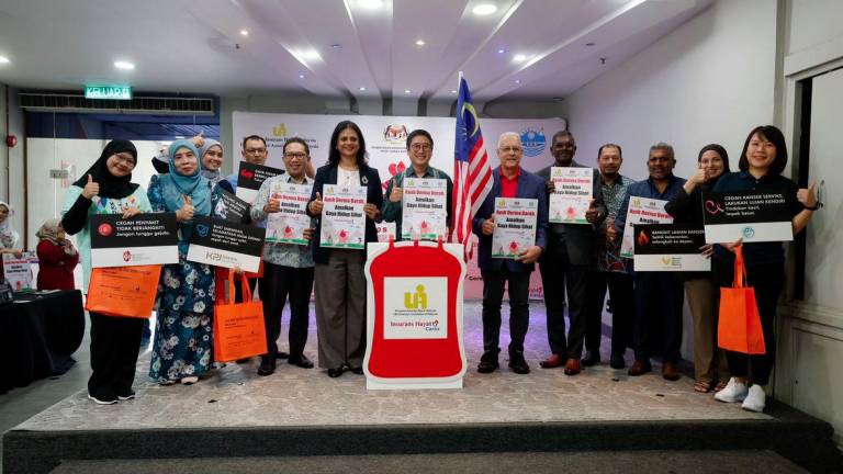 Pengarah Jabatan LINK dan Pejabat Wilayah, Bank Negara Malaysia, Thomas Tan Koon Peng (tengah) pada gimik Pelancaran Kempen Derma Darah dan Kempen Kesedaran Kesihatan di Medan MARA - fotoBERNAMA