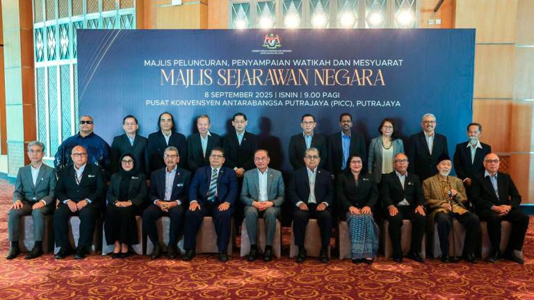 Prime Minister Datuk Seri Anwar Ibrahim (centre) poses for a group photo with members of the National Historians Council at the Launch Ceremony, Presentation of Appointment Letters, and Meeting of the National Historians Council at the Putrajaya International Convention Centre (PICC) today. Also present were Minister of National Unity Datuk Aaron Ago Dagang (fifth from right), Deputy Minister of National Unity Saraswathy Kandasami (fourth from right), Director-General of Public Services Tan Sri Wan Ahmad Dahlan Abdul Aziz (fourth from left), and Speaker of the House of Representatives Tan Sri Johari Abdul (fifth from left). – BERNAMA