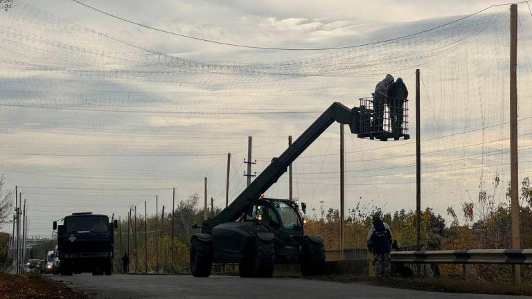 Ukrainian servicemen install anti-drone nets over a road, amid Russia’s attack on Ukraine, near the frontline town of Dobropillia in Donetsk region, Ukraine October 8, 2025. REUTERS/Stringer