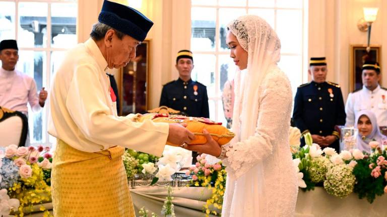 Sultan Selangor Sultan Sharafuddin Idris Shah berkenan mengurniakan Darjah Kebesaran Kelas Pertama Seri Paduka Mahkota Selangor (S.P.M.S) yang membawa gelaran Datin Paduka Seri kepada Cik Afzaa Fadini Abdul Aziz setelah beliau sempurna diijabkabulkan dengan Raja Muda Selangor Tengku Amir Shah di Masjid Istana Diraja, Istana Alam Shah, hari ini - fotoBERNAMA