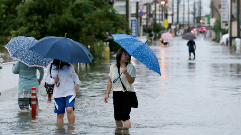 Typhoon Etau slams into Japanese mainland